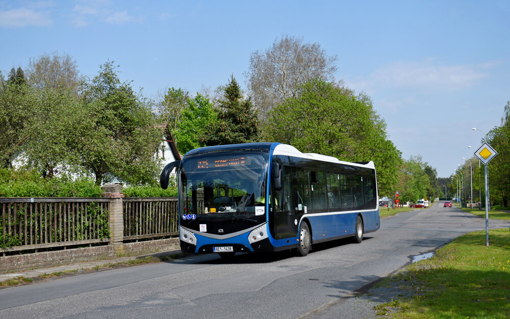 Domovským pořadím modrého prototypu se po dobu jeho testování mezi 9. dubnem a 21. květnem 2019 stalo pořadí 221/12 (dnešní /3). V tomto případě byl SOR NS 12, opatřený ev. č. 1776 (místo sem donedávna kmenově vypravovaného Urbanwaye), vyfotografován v Klánovicích za zastávkou Přímské náměstí. (foto: Matěj Stach)
