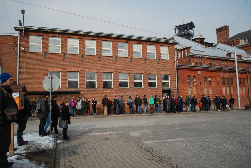 Fanoušci dopravy čekají na poslední spoj trolejbusu Škoda 15 Tr na nástupní zastávce Michálkovice. (foto: Libor Hinčica)