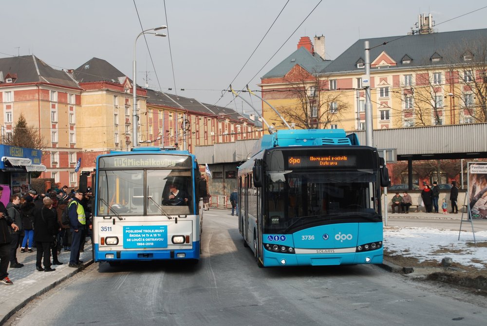 Poslední příjezd na konečnou Náměstí Republiky, kde došlo k výměně za vůz Škoda 26 Tr ev. č. 3736. (foto: Libor Hinčica)