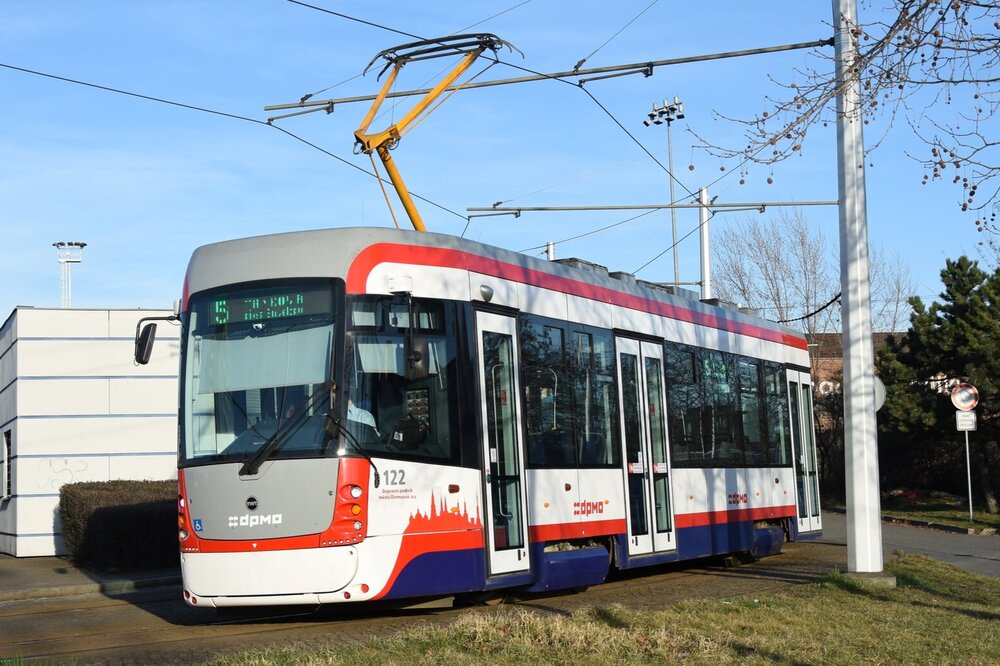 Tramvaj EVO1/O v Olomouci na konečné Fibichova. (foto: Libor Hinčica)