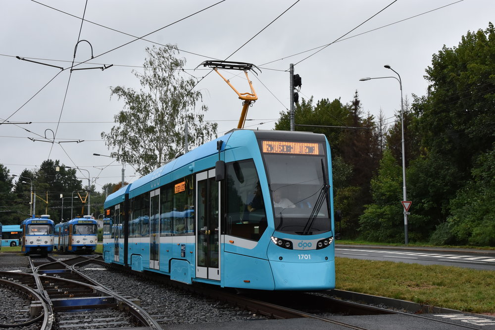 Tramvaj Tango NF2 Ostrava od Stadleru na smyčce Hranečník v rámci zkušebního provozu bez cestujících. (foto: Libor Hinčica)