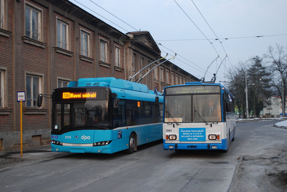 Trolejbus Škoda 14 Tr ev. č. 3261 ve společnosti jednoho z nejnovějších vozů Škoda 26 Tr ev. č. 3733 na konečné Důl Heřmanice. (foto: Libor Hinčica) 