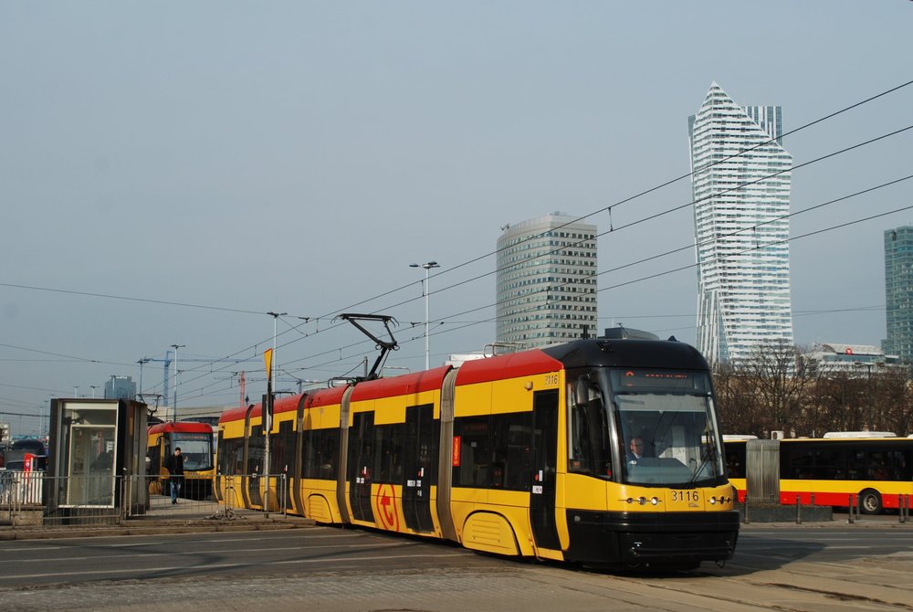 PESA začala dodávat tramvaje do Varšavy v roce 2007. Nejprve bylo dodáno 15 vozů Tramicus. Po nich následovalo 186 tramvají PESA Swing (jeden z vozů na snímku) v letech 2010-13 a konečně 80 vozů PESA Jazz v letech 2014-15. (foto: Libor Hinčica)