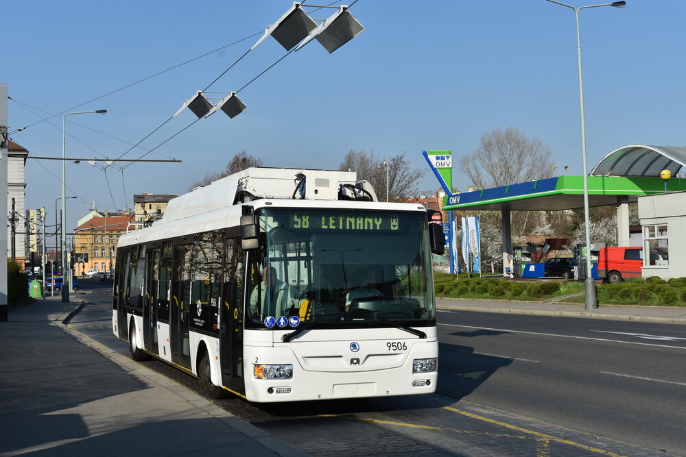 Trolejbusová doprava v Praze by měla být postavena na bázi tzv. parciálních trolejbusů, které využívají bateriový pohon. Prozatím se trolejbusy testovaly na lince č. 58. Na snímku vidíme vůz typu Škoda 30 Tr, který byl později prodán do Hradce Králové. (foto: Libor Hinčica)