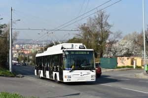 „Pražský“ trolejbus Škoda 30 Tr míří do Hradce Králové