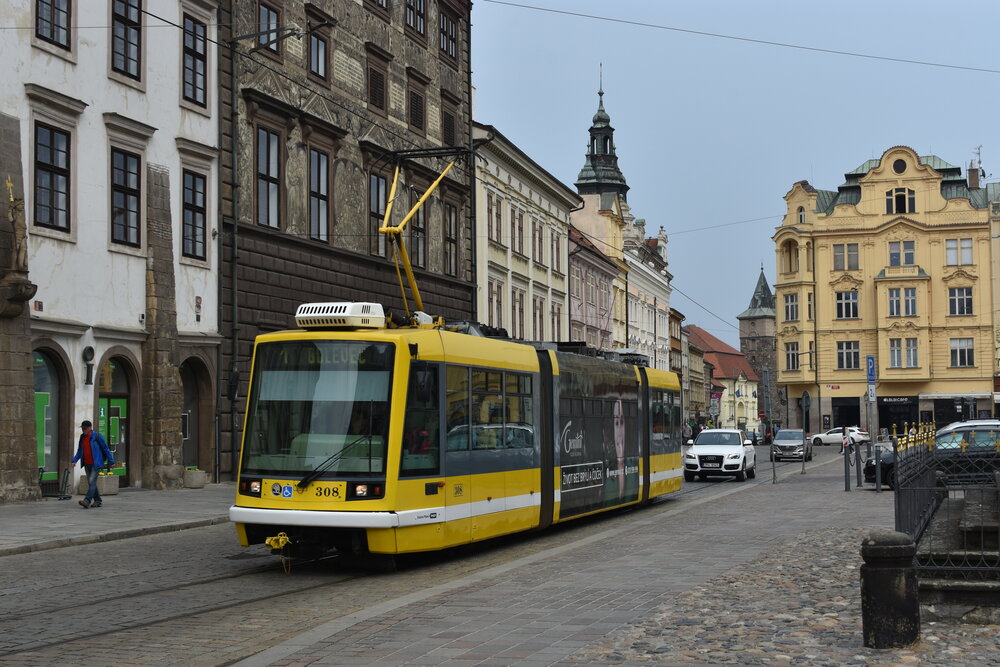 Tramvaj Škoda 03T ev. č. 308 Plzeňských městských dopravních podniků projíždí v dubnu 2019 po obvodu centrálního náměstí v Plzni. (foto: Libor Hinčica)