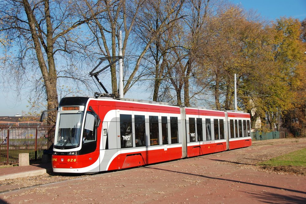Tramvaj Pesa 2010N (129 Nb) ve městě Częstochowa zachycená na snímku z října 2015. (foto: Libor Hinčica)