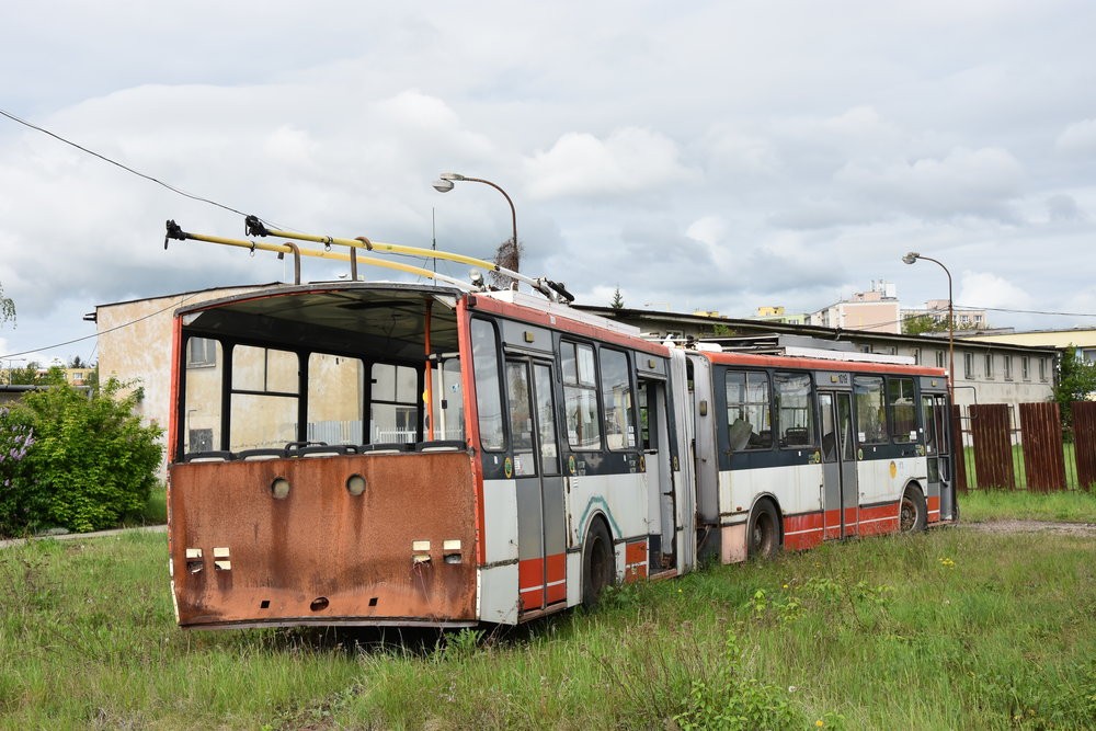 Smutný osud košického trolejbusu Škoda 15 TrM ev. č. 1019. Na trolejbuse ještě byla zahájena oprava. Nikdy už nebyla dokončena. (foto: Libor Hinčica)