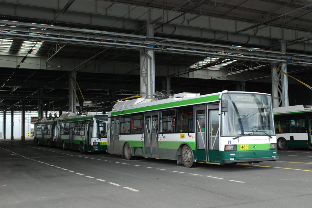 Trolejbusy Škoda 21 TrACI v plzeňské vozovně Karlov na jaře 2018. (foto: Libor Hinčica)