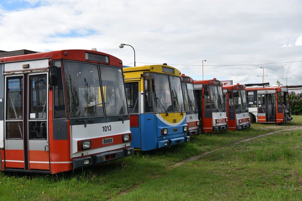 Odstavené trolejbusy v areálu tramvajové vozovny. Tzv. Trolejbusový hřbitov (slovensky cintorín) je netradičním bodem programu. (foto: Libor Hinčica)
