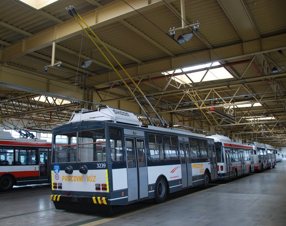 K odstraňování námrazy se využívá i speciální služební trolejbus typu Škoda 14 Tr ev. č. 3239. Na snímku vůz 