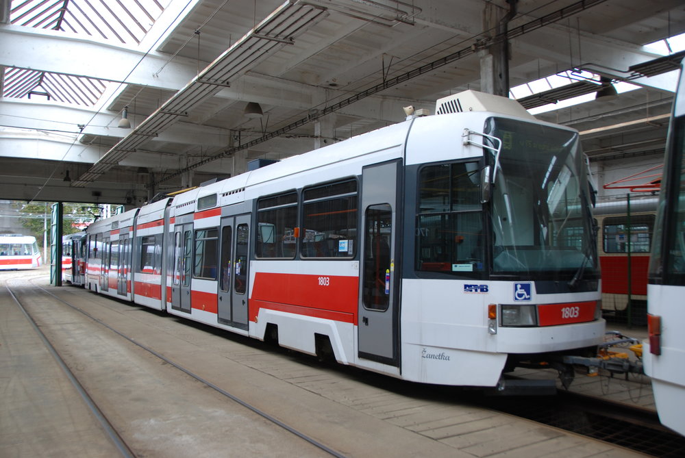 Vůz RT6N1 ev. č. 1803 již v době po odstavení z provozu v areálu vozovny Medlánky. (foto: Libor Hinčica)