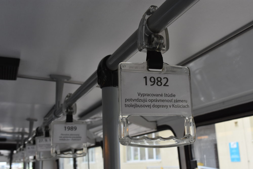 Utažení reklamních madel z Chomutova vedlo k poškození krytiny zádržných tyčí. Proto bylo rozhodnuto, že plastová madla ve voze zůstanou. Mají však novou funkci. Zájemci si na nich mohou prostudovat stručnou historii trolejbusové dopravy v Košicích a místního vozového parku. (foto: Libor Hinčica)