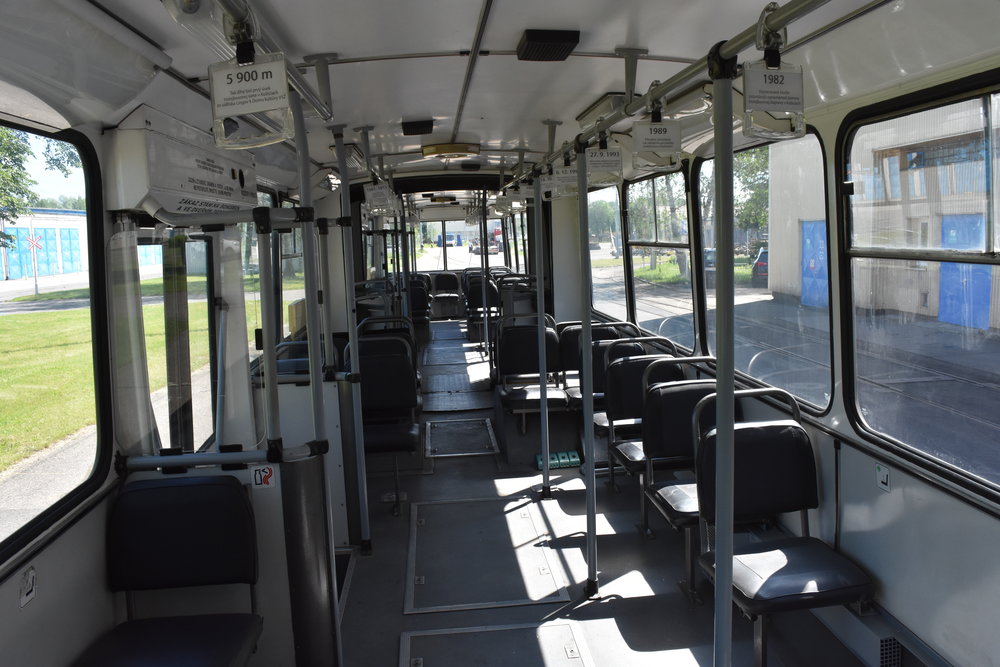 Upravený interiér vozidla. Žlutou nahradila na madlech i sedačkách šedá, opravena byla také zkorodovaná místa dveří a okenní části. “Chomutovská” bílá v interiéru ale zůstala zachována.