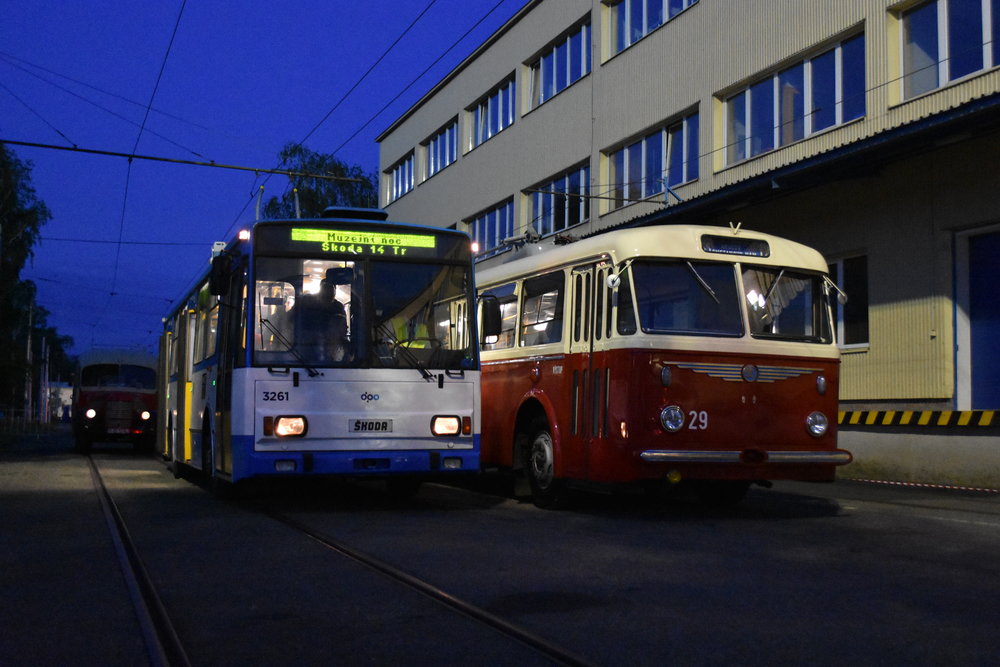 “Čtrnáctka” se střídala na okružní trase s vozem Škoda 8 Tr ev. č. 29 (ex-Zlín, resp. Gottwaldov ev. č. 32). (foto: Libor Hinčica)