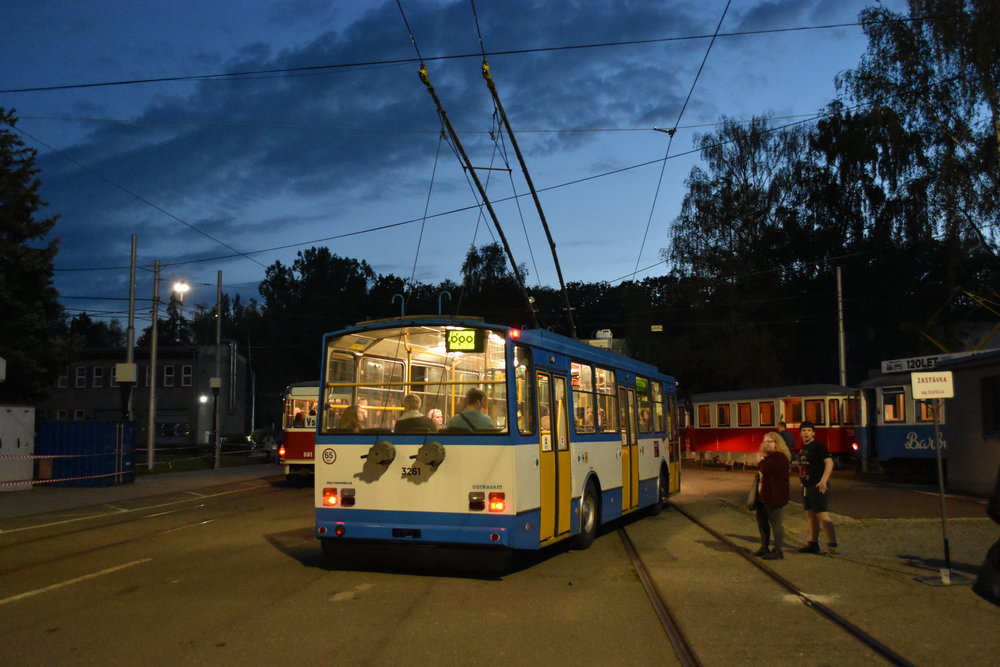 Trolejbus škoda 14 Tr ev. č. 3261 na ostravské Muzejní noci. Nad druhými dveřmi jde vidět nádržku s nemrznoucí směsí nanášenou v zimě na trolejový drát. (foto: Libor Hinčica)