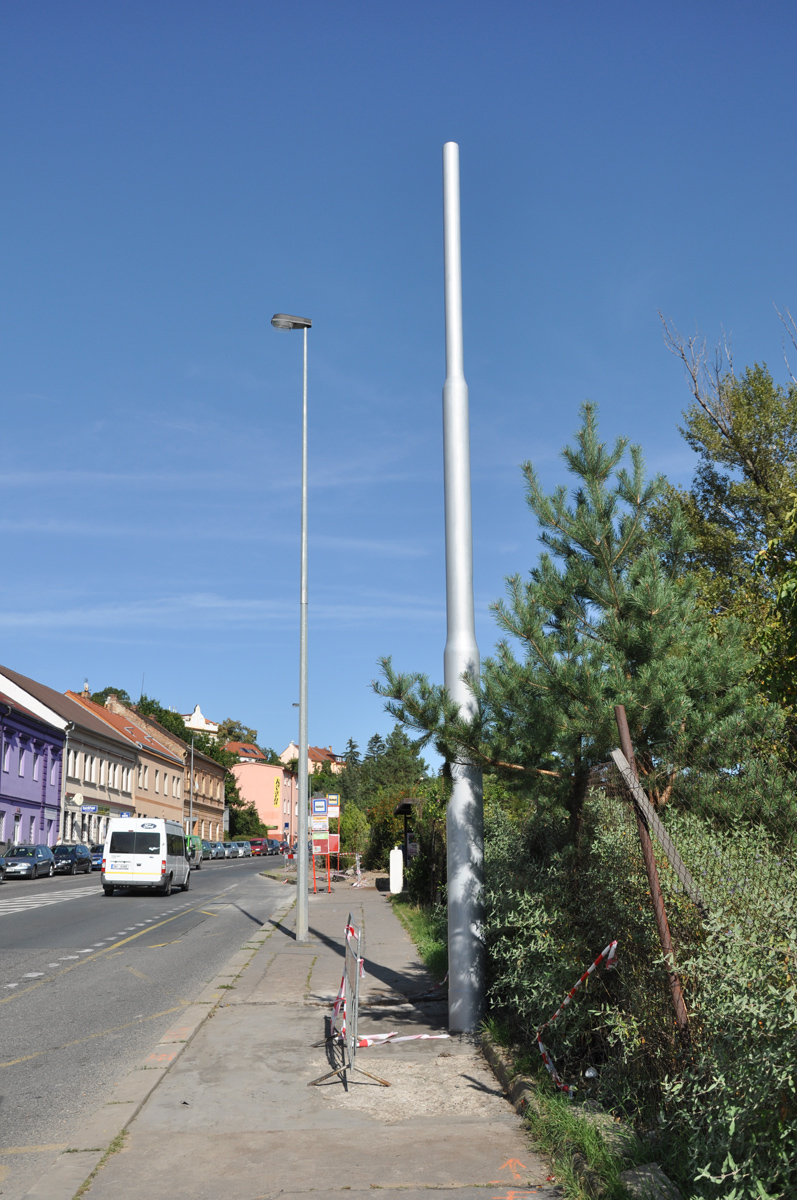 Ještě jeden pohled na sloup pro trolejové vedení trolejbusové trati v ulici Prosecké. (foto: Ing. Petr Malinovský) 