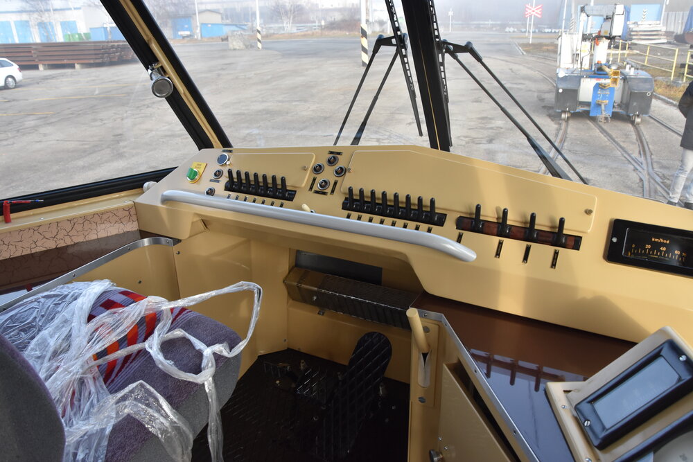 Dobový vzhled dostalo i stanoviště řidiče, tedy vyjma sedačky, neboť o retro pohodlí zřejmě řidiči nestojí. (foto: Libor Hinčica)