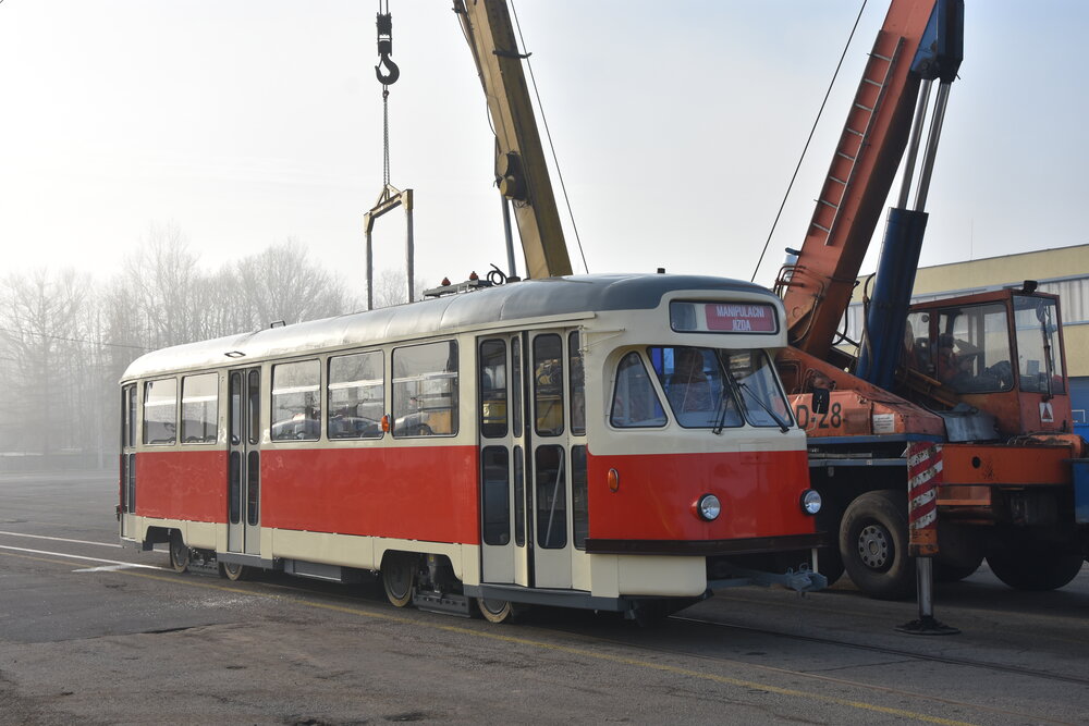 Druhý vůz T2R ev. č. 694, resp. 6004. Vzorem pro vzhled vozidla se staly tramvaje po druhé generální opravě v Brně. Ačkoli Praha provozovala jenom dva vozy T2, vůz ev. č. 6001 se během provozu dočkal instalace dvojice reflektorů. (foto: Libor Hinčica)
