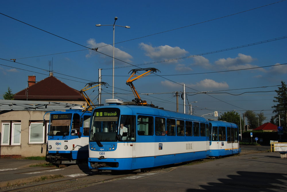 Vůz ev. č. 1301 s vlekem ev. č. 301 ve společnosti tramvaje T6A5 na konečné Vřesinská. (foto: Libor Hinčica)