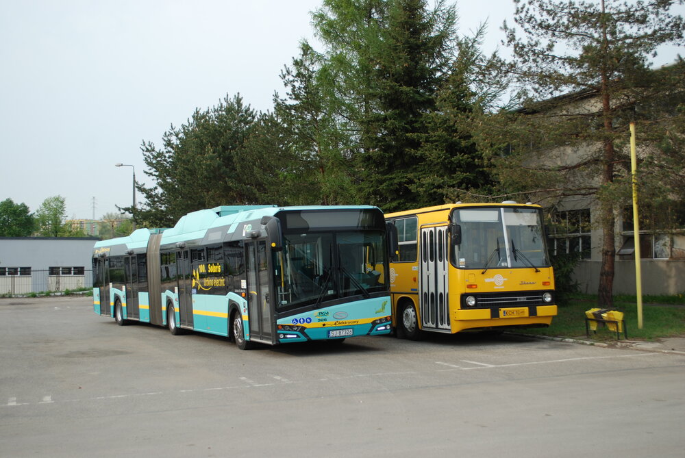 Článkový elektrobus (vlevo) dopravce PKM Jaworzno ve společnosti historického autobusu Ikarus 280. (foto: Libor Hinčica)