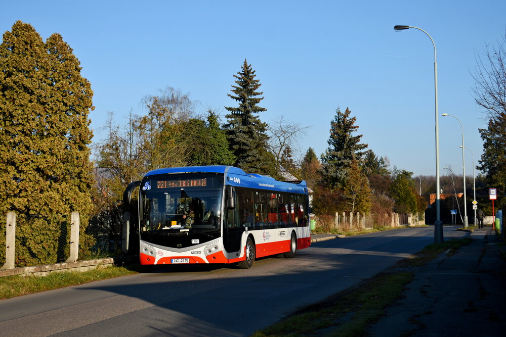 V druhý den provozu na lince 221 projíždí SOR NS 12 ev. č. 1780 okolo klánovického koupaliště, odkud také před několika sekundami započal svou jízdu směrem na Černý Most. Dobře patrný je na fotografii fakt, že schéma laku PID prošlo pro potřeby vozů řady NS úpravou respektující designové pojetí modelu. (foto: Matěj Stach)