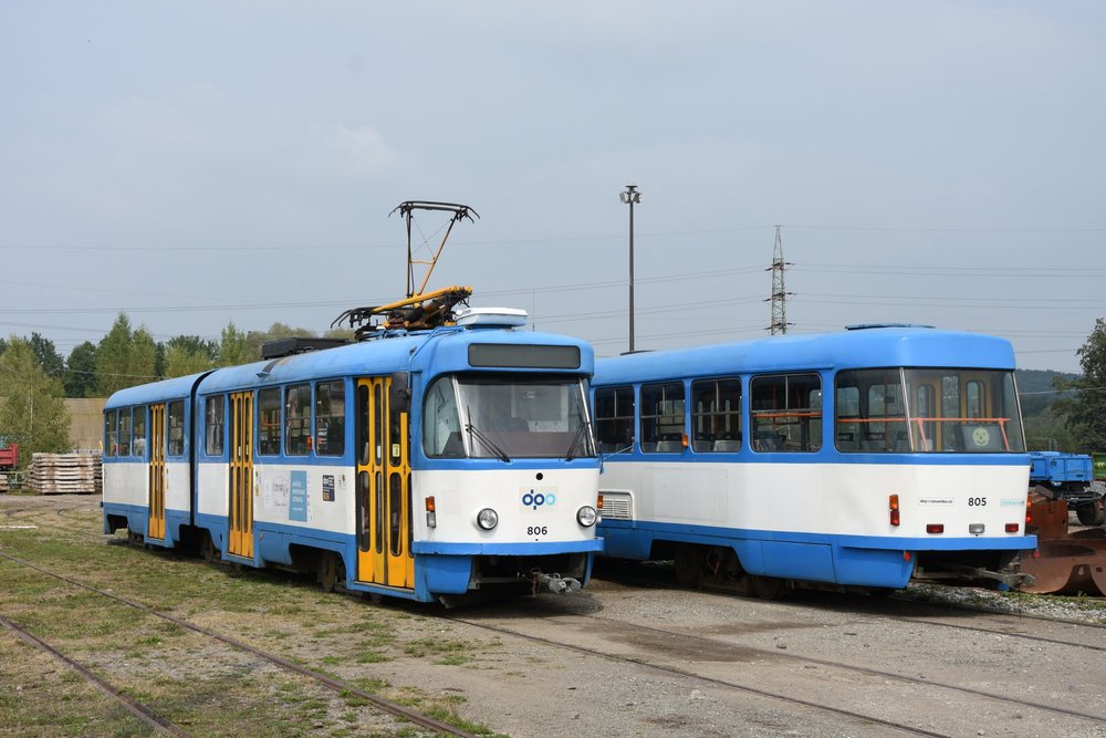 Odstavené tramvaje K2G ev. č. 805 a 806 v areálu ústředních dílen v Martinově. (foto: Libor Hinčica)