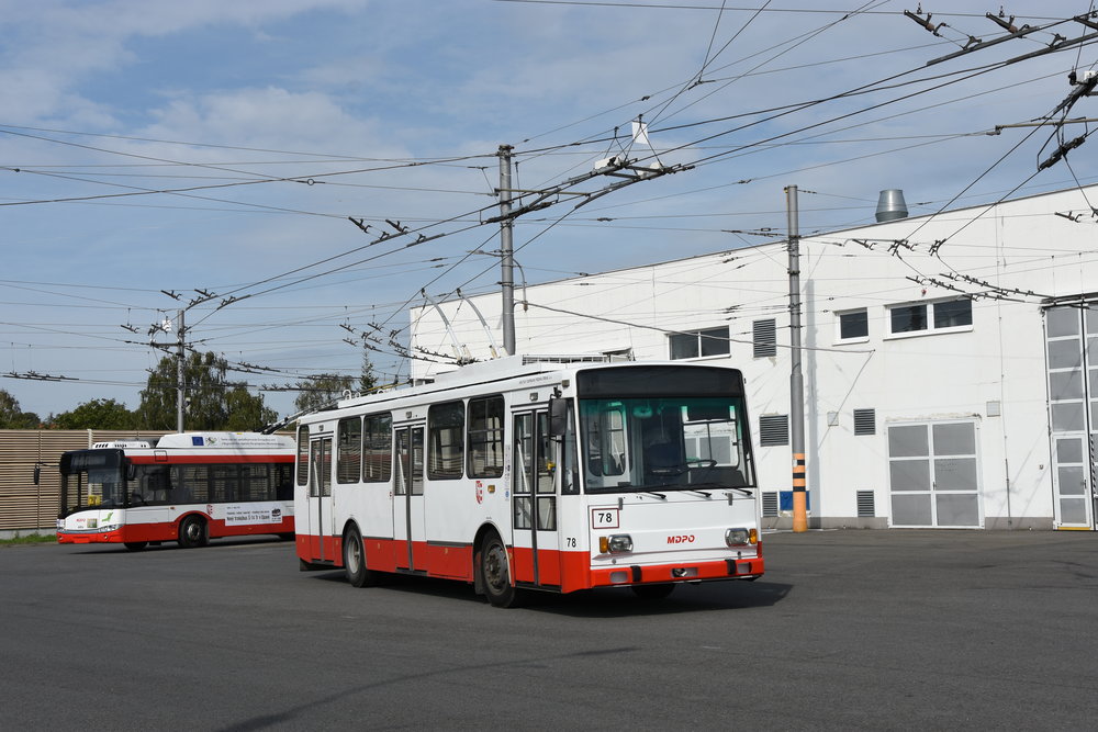 V Opavě slouží posledních 8 trolejbusů Škoda 14 TrM. Se všemi se budou moci zájemci o MHD projet dne 10. 11. 2018 naposledy v rámci zvláštního programu. (foto: Libo Hinčica)