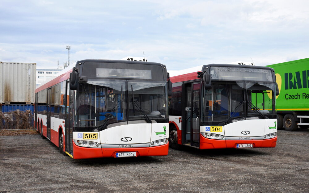 Solarisy Urbino 15 III (zleva) ev. č. 1502 a 1501 dopravce ARANEA vyčkávají dne 1. února v areálu v pražské Uhříněvsi na osazení pražským OIS a polepení logy společnosti. (foto: Matěj Stach)