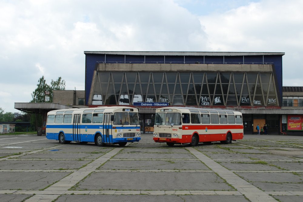 Historický autobus Karosa ŠL 11 dopravce Arriva Morava se pomocí polepů proměnil jeden den na autobus ev. č. 6540 a připomněl, jak vypadaly autobusy ŠL 11 ve službách ostravského DP. Na snímku je autobus společně s historickým vozem ostravského DP typu ŠM 11 před (bohužel zanedbanou) budovou nádraží Ostrava-Vítkovice. (foto: Libor Hinčica)
