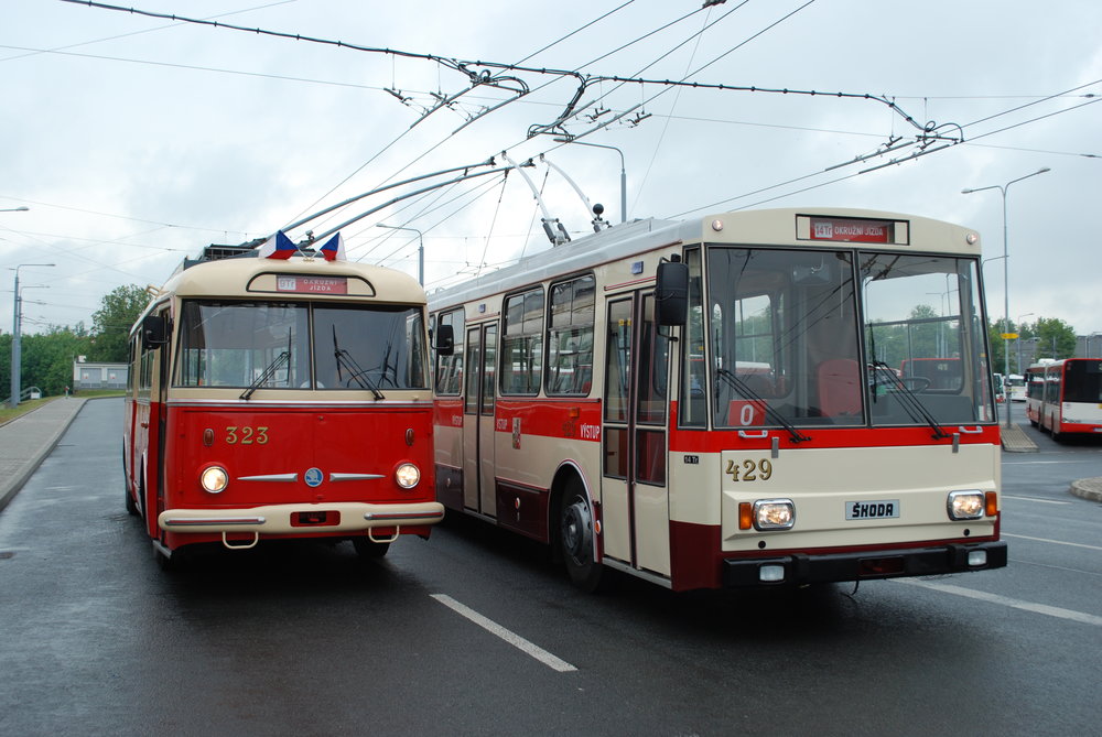 Historické trolejbusy Škoda 9 Tr a 14 Tr sklidily jen slova uznání a obdivu. (foto: Libor Hinčica)