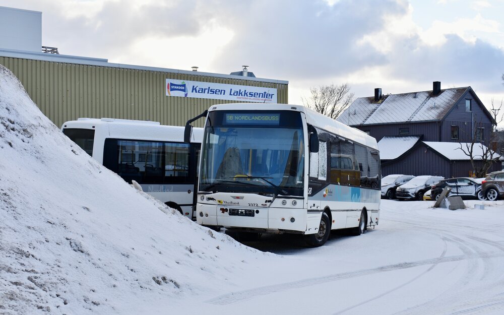 Ikarusy EAG E91.54 ev. č. 2372 a 2006 (za hromadou sněhu) z roku 2006 čekají ve společnosti sněhu, větru a mrazu na svůj, zřejmě nezvratný, konec. (foto: Matěj Stach)