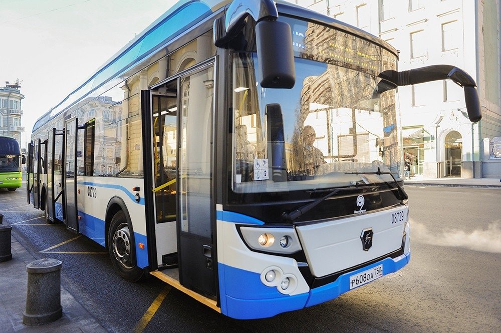 Prvního září se po celý den prezentoval v oblasti VDNCh jen jeden elektrobus (viz níže k neúspěšné prezentační jízdě), další dva se tam mihly jen na krátkou dobu. Do pravidelného provozu by měly první vozy zamířit zřejmě 3. září. Nasazení dalších elektrobusů bude postupné, což neodpovídá původním zprávám z ruských médií, že jich vyjede hned okolo 10 (někde se hovořilo až o 30). Každopádně po všech nesplněných slibech a někdy i vyslovených lžích se zavádění elektrobusů nadále děje za nadšeného tleskání řady místních politiků, kteří občany jako na kolovrátku ujišťují o tom, že se jedná o potřebnou investici do ekologie. Že se z hlediska veřejných rozpočtů i ekologie jedná o naprosté fiasko, které daňové poplatníky bude stát zbytečné stamiliony rublů navíc a které z celkového hlediska životnímu prostředí jen pohorší, si však zřejmě tito politici ani nejsou ochotni připustit. Na snímku prototyp vozu LiAZ-6274.00, což je předchůdce vozu typu LiAZ-6274.01, který pro Moskvu začíná ve 100kusové sérii dodávat Likinský autobusový závod spadající do skupiny Gruppa GAZ. (foto: mos.ru)