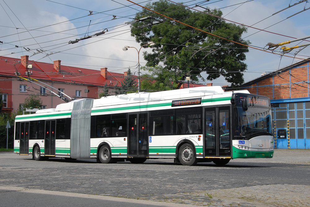 V Eberswalde provozují první parciální trolejbus/elektrobus na světě, alespoň to o sobě místní dopravce tvrdí. S provozem trolejbusů s bateriemi počítají také další německá města. O trolejbusech však záměrně nehovoří. Na snímku je trolejbus pro Eberswalde v ostravské trolejbusové vozovně. (foto: Cegelec a. s.)