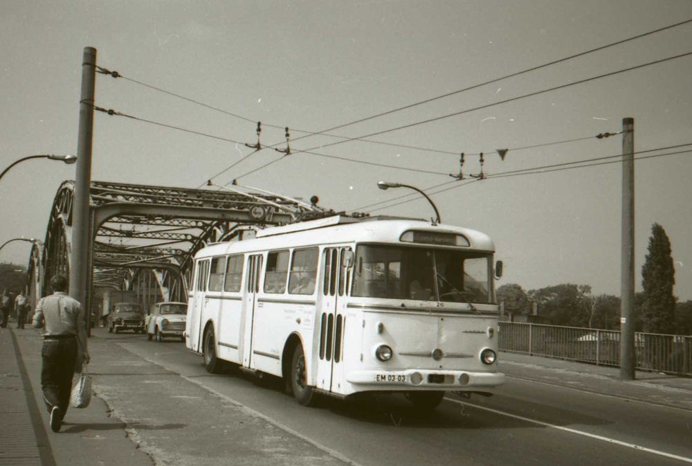 V řadě (východo)německých měst sloužily v minulosti také československé trolejbusy Škoda 9 Tr. Na snímku je jeden z vozů v německém Eberswalde zachycený v srpnu 1974. Eberswalde je jedno ze tří německých měst, které si svůj trolejbusový provoz udrželo. (foto: Zdeněk Nesiba)