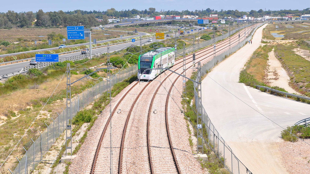 Elektrizaci sítě tramvajových úseků vlakotramvaje zajistil portugalský podnik Efacec. Napětí v troleji bude 750 V DC, na železničním úseku je pak 3 kV DC. Na snímku meziměstských úsek San Fernando – Chilcana de la Frontera. (foto: Efacec)