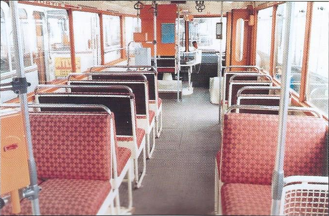 Kromě nového laku (namísto původního s šedou metalízou) si cestující v omlazených limožských vozech CB 60 museli povšimnout i sedadel čalouněných látkou namísto původní koženkou. (foto: G. Muller)