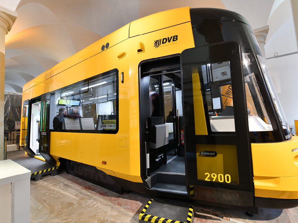 Jak je ze snímku patrné, tramvaj nebude 100% nízkopodlažní, ale nabídne pouze 65 % nízké podlahy. Jeden schůdek však není výraznou překážkou a umožňuje výrazně lepší uspořádání interiéru, než je tomu u vozidel, u nichž se výrobci snaží dosáhnout 100% nízkopodlažnosti za každou cenu. Někdy je zkrátka méně více. (foto DVB AG)