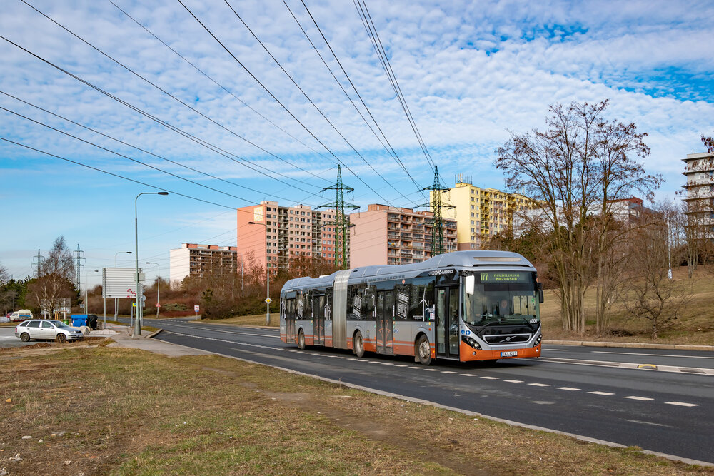 Bruselské Volvo 7900A Hybrid v Praze podruhé. Vůz opatřený ev. č. 6000 na fotografii z 23. února 2019 opouští na tangenciální lince 177 lokalitu Kunratic a vydává se na sáhodlouhou cestu na Polikliniku Mazurskou. (foto: Honza Tran)