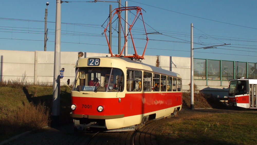 Tramvaj T3SU ev. č. 7001 odpovídá po opravě stavu okolo roku 1985. (foto: DPP)