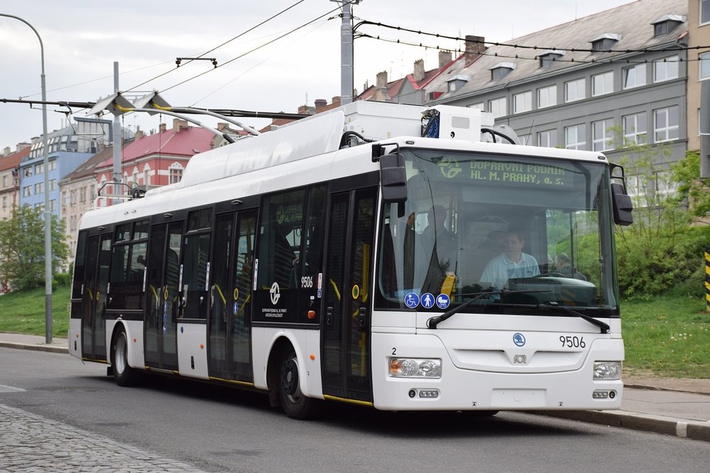 Trolejbus Škoda 30 Tr s již nalepeným ev. č. 9506 během zkoušky nabíjení na Palmovce. (foto: DPP; Petr Ludvíček)