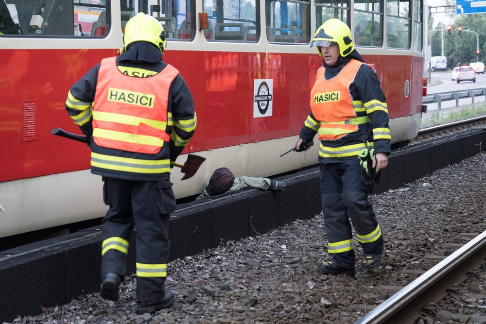 Cvičení hasičů u nízké protihlukové stěny. (foto: ČVUT)