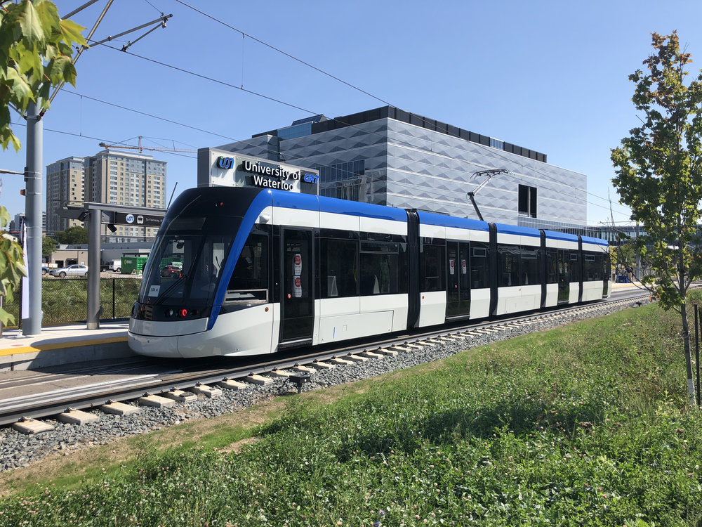 Tramvaj Flexity Freedom před univerzitou ve Waterloo. (zdroj: Wikipedia.org)