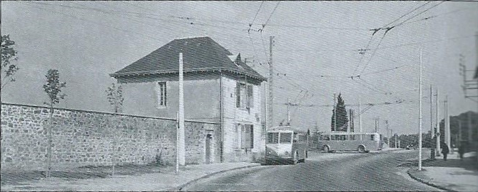 Limožský hřbitov Louyat je jedním z největších ve Francii. U jeho bran byla zřízena konečná La Bastide a na snímku z roku 1953 na ní vidíme dva vozy typu CB 60. (foto: archiv G. Mullera)