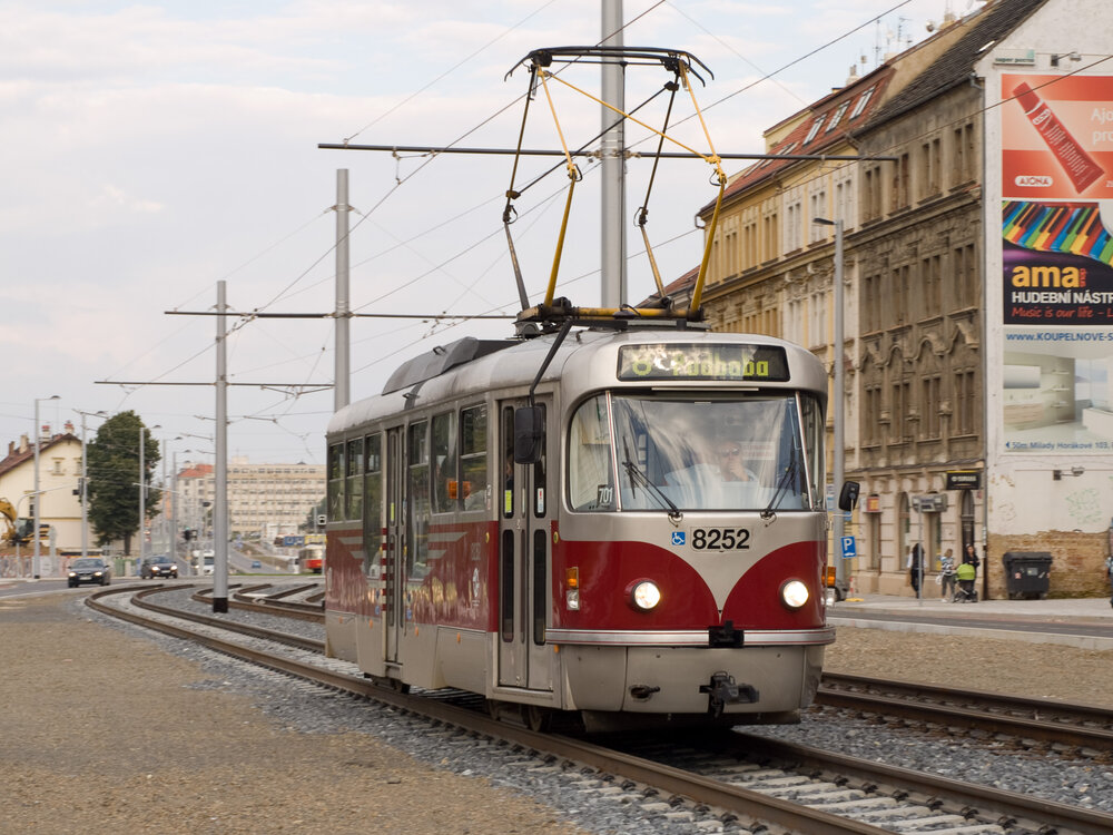Nízkopodlažní T3 v Praze na Hradčanské dne 5. 9. 2010. (foto: Jan Groh, zdroj: Wikipedia.org)