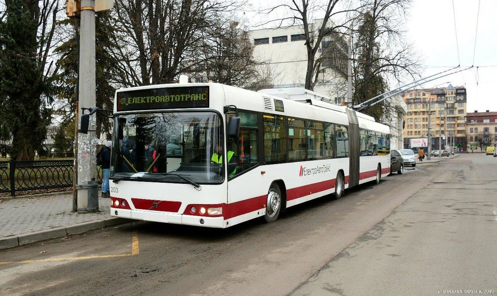 Z oranžové na červeno. Ex-linecký vůz ev. č. 218 byl v Ivano-Frankovsku označen ev. č. 203. Na snímku je zachycen během zkušební jízdy dne 28. 2. 2019. (foto: Andrii T.)