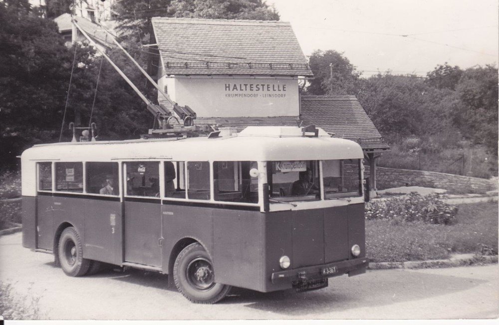 Trolejbusy jezdily v Klagenfurtu v letech 1944-63. Trolejbusy obsluhovaly městskou linku P a meziměstskou linku K. Právě na druhé lince je zdokumentován vůz Schumann (s podvozkem Henschel a elektrickou výzbrojí od Siemense) z roku 1944. Snímek pochází z roku 1956. (foto: Gerhard Mayr)