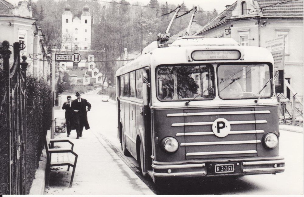 Na snímku je tentýž typ trolejbusu jako na horní fotografii, avšak již s novou vozovou skříní od Maschinenfabrik Moschner. Novou skříň obdrželo 6 z 8 vozů v letech 1957 a 1960. O tři roky později vyjely trolejbusy naposledy. (foto: Hans Lehnhart )