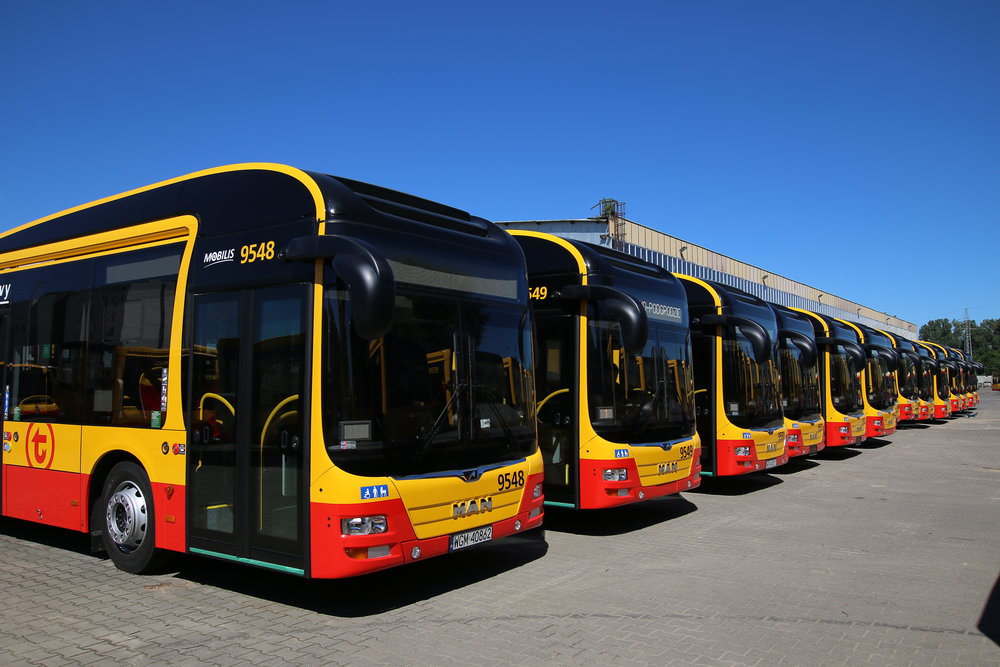 Nedávno bylo do provozu zařazeno ve Varšavě 61 hybridních autobusů MAN u dopravce Mobilis (na snímku vidíme část této flotily). Nyní si 110 plynových vozů objednal dopravce MZA. O hybridních vozech v polské metropoli si budete moci přečíst v obsahlejším příspěvku v čísle 3/2018 tištěného časopisu. (foto: MAN Truck & Bus)
