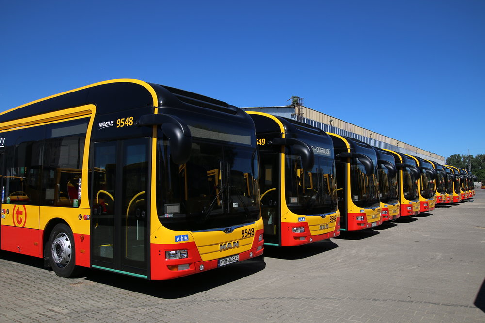 Nedávno bylo do provozu zařazeno ve Varšavě 61 hybridních autobusů MAN u dopravce Mobilis (na snímku vidíme část této flotily). Nyní si 110 plynových vozů objednal dopravce MZA. O hybridních vozech v polské metropoli si budete moci přečíst v obsahlejším příspěvku v čísle 3/2018 tištěného časopisu. (foto: MAN Truck & Bus)